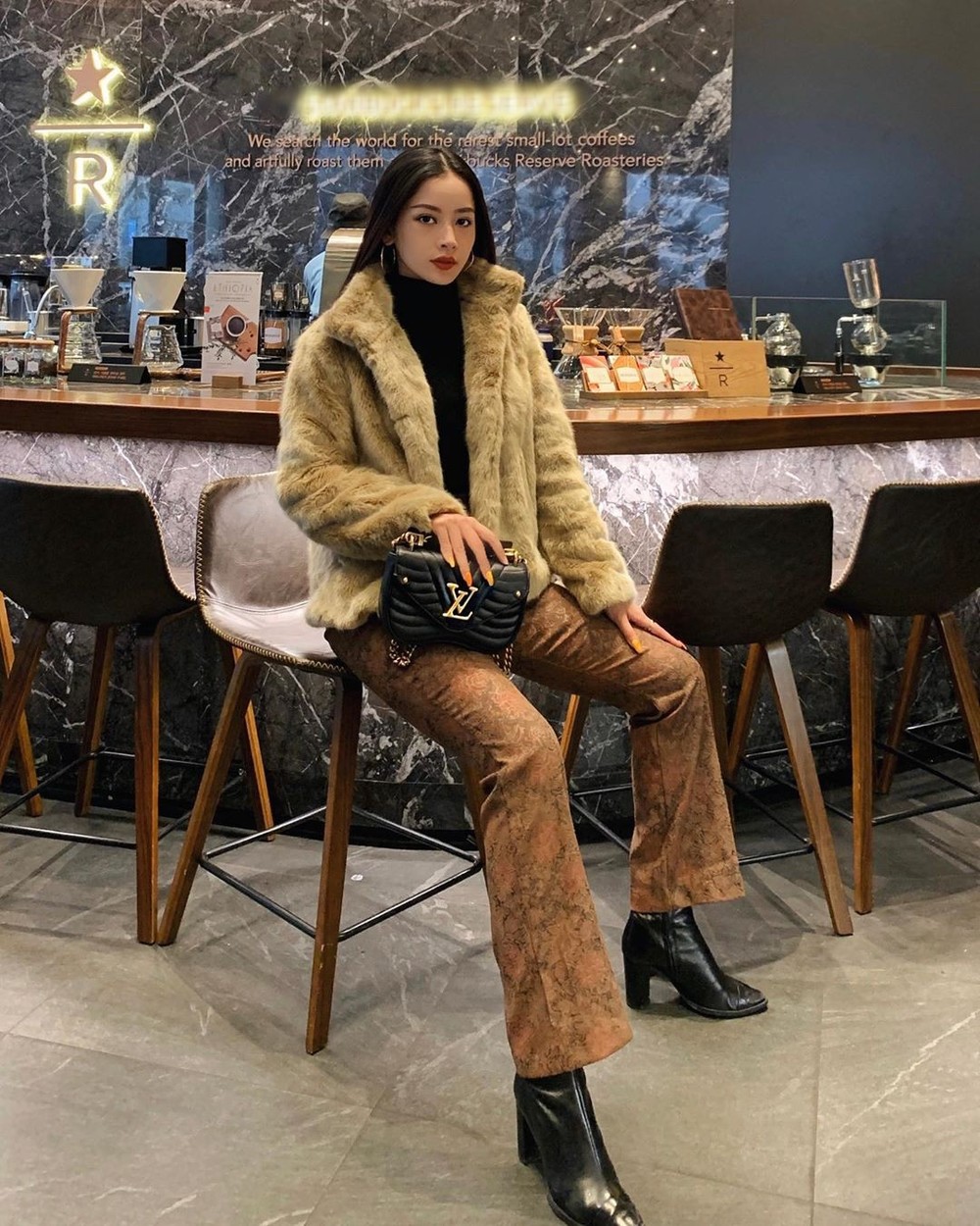 
Sau Thái Lan, Chi Pu tiếp tục du lịch ở Hàn Quốc, tại đây người đẹp diện đồ ấm hơn với áo khoác lông và boot cao cổ. Bộ cánh được người đẹp mix cùng túi xách LV đắt đỏ. 