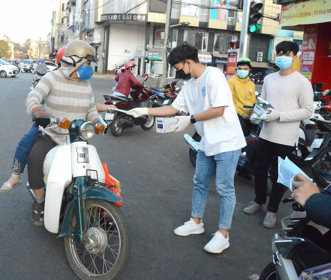  
Minh Vương tham gia hoạt động phát khẩu trang miễn phí cho người dân