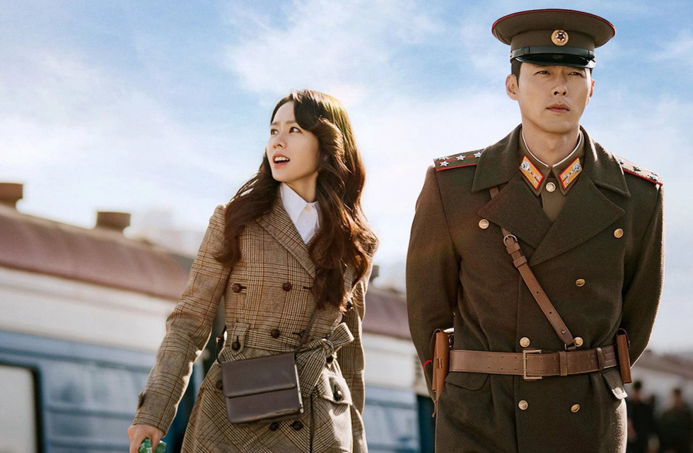  
Hyun Bin vào vai Đại uý Bắc Hàn Ri Jung Hyuk trong "Hạ cánh nơi anh". 
