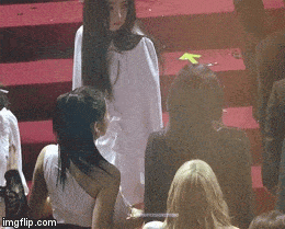 
Irene tìm thấy Jennie dưới sân khấu và nhanh chóng đến gần ôm cô nàng. (Ảnh: Twitter).
