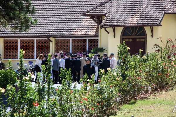  
Dàn khách mời lên đồ đến nhà thờ dự hôn lễ của cặp đôi - Tin sao Viet - Tin tuc sao Viet - Scandal sao Viet - Tin tuc cua Sao - Tin cua Sao