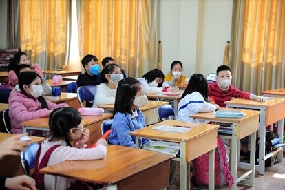  
Học sinh đeo khẩu trang trong lớp học tránh nguy cơ lây nhiễm (Ảnh minh họa: Báo Lao động)