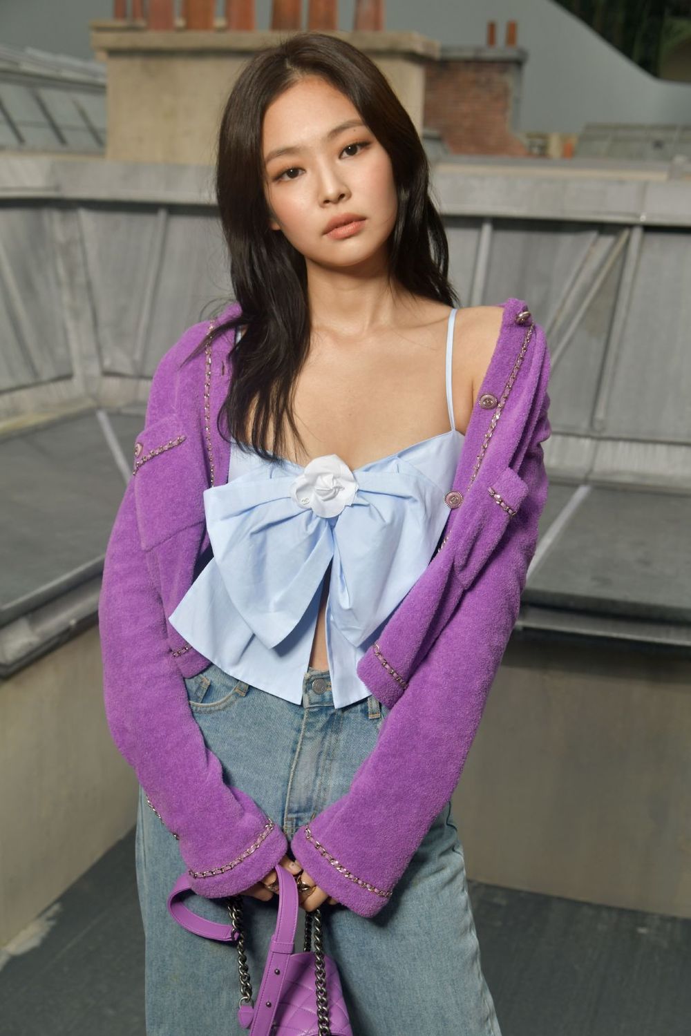  
Chiếc áo nơ gắn liền với hình ảnh của Jennie tại Paris Fashion Week 2019.