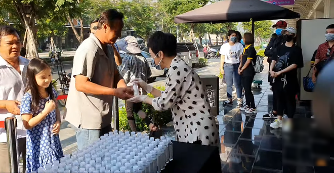  
Việt Hương phát nước rửa tay miễn phí