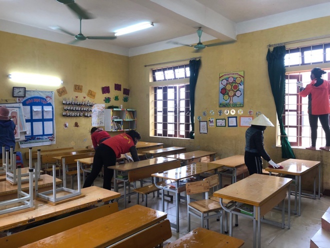  
Giáo viên tại Vĩnh Phúc tiến hành tổng vệ sinh lớp học (Ảnh: Zing)