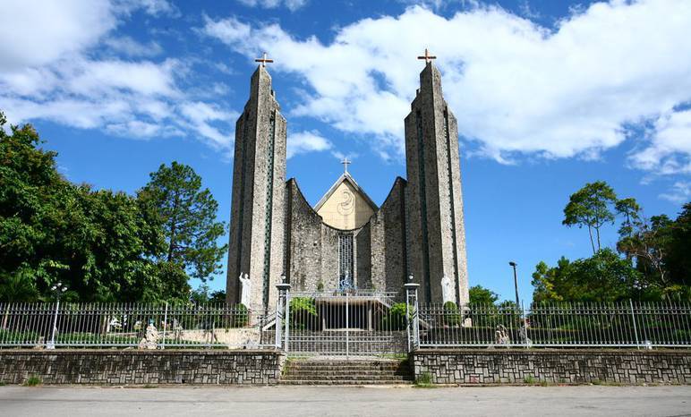  
Nhà thờ Phủ Cam tại Huế.