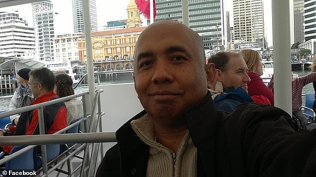  
Cơ trưởng Zaharie Ahmad Shah trên máy bay MH370 chở 239 hành khách và phi hành đoàn biến mất vào tháng 3/2014. (Ảnh: Facebook)