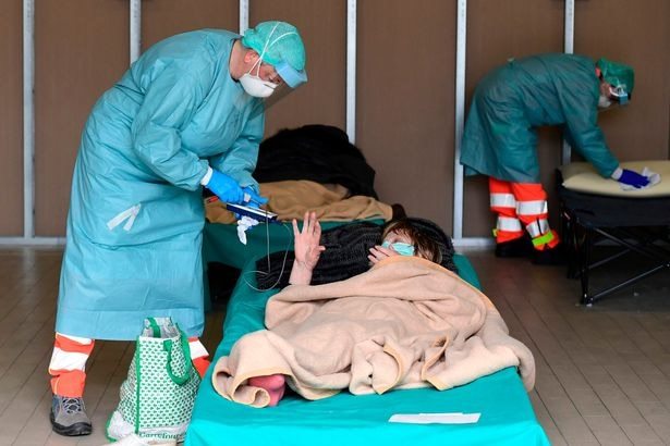  
Bác sĩ đang cố gắng cứu chữa cho 1 bệnh nhân. (Ảnh: AFP)