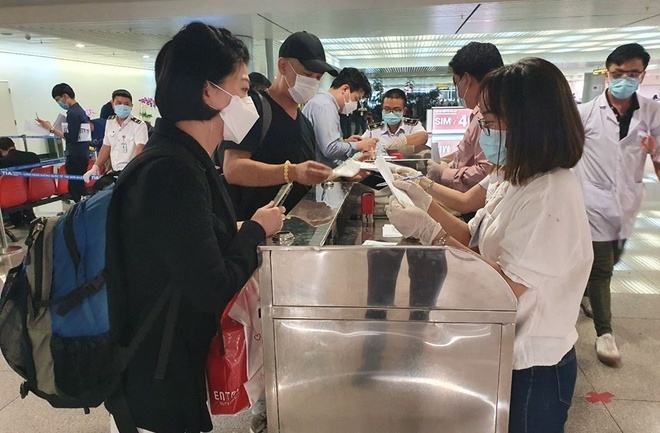  
Du khách làm thủ tục khai báo y tế tại sân bay Tân Sơn Nhất (Ảnh: Zing)