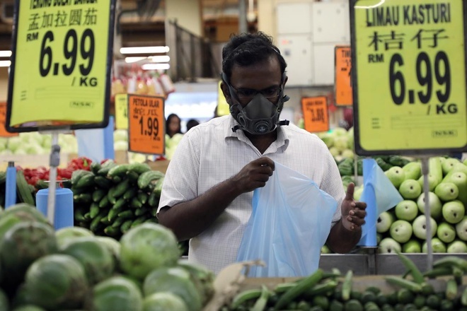  
Nhiều người tại Malaysia vẫn rất ý thức khi mua sắm trong tình hình dịch diễn ra phức tạp. (Ảnh: CNN) 