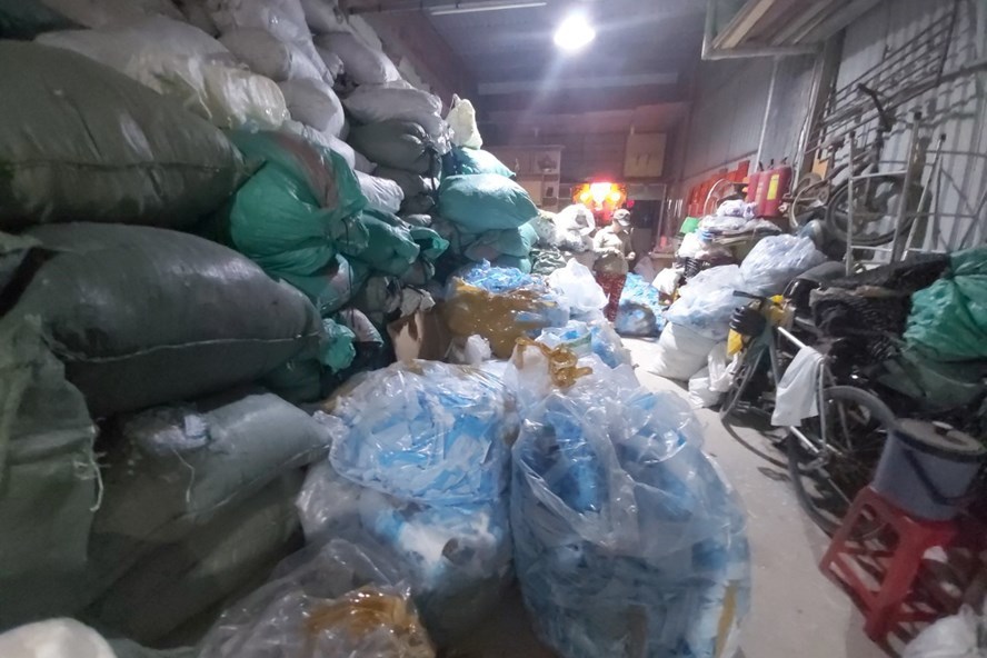  
Phát hiện nhiều khẩu trang đã qua sử dụng tại cơ sở thu mua phế liệu ở huyện Bình Chánh, TP.HCM (Ảnh: Báo Lao động)