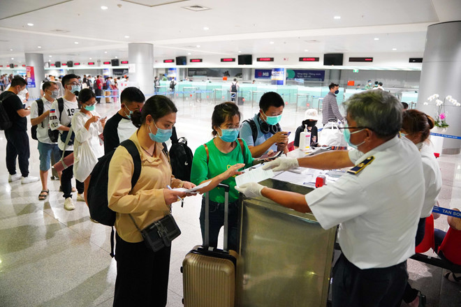  
Hành khách khai báo y tế khi nhập cảnh tại sân bay Tân Sơn Nhất (Ảnh: Thanh Niên)
