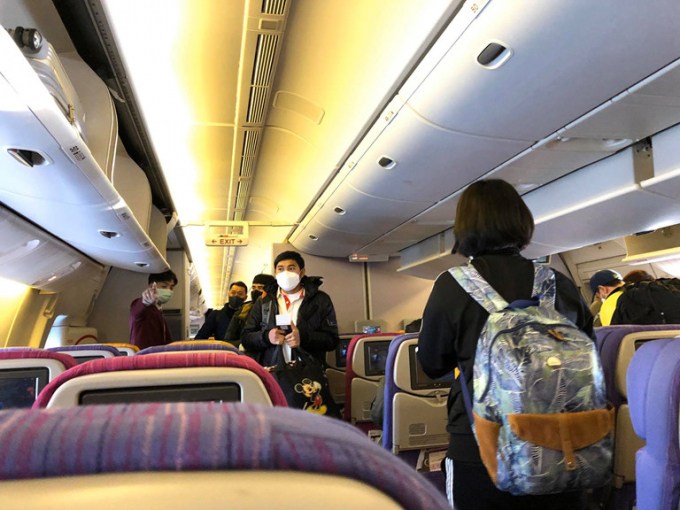  
Trong suốt quá trình bay, hành khách nên hạn chế tiếp xúc với người xung quanh và luôn đeo khẩu trang (Ảnh: Công luận)