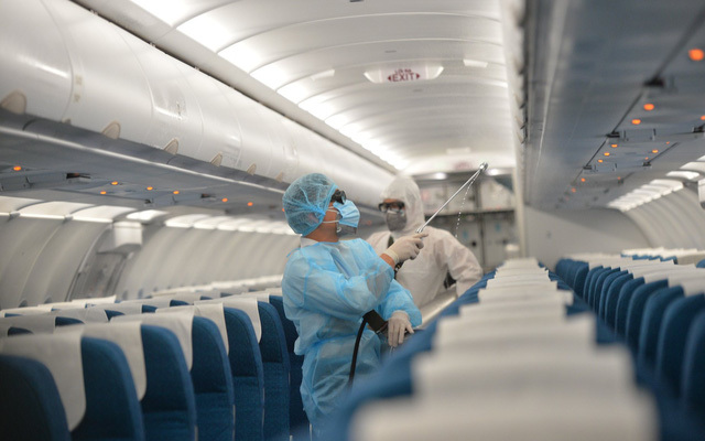  
Máy bay phun khử trùng để đảm bảo an toàn (Ảnh: 24h)