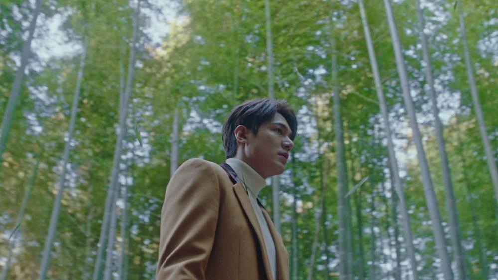  
Lee Min Ho tiếp tục chứng minh “đẳng cấp nam thần” với những cảnh quay đẹp đến mê hoặc lòng người trong bộ phim The King: The Eternal Monarch. (Ảnh cắt từ clip) 