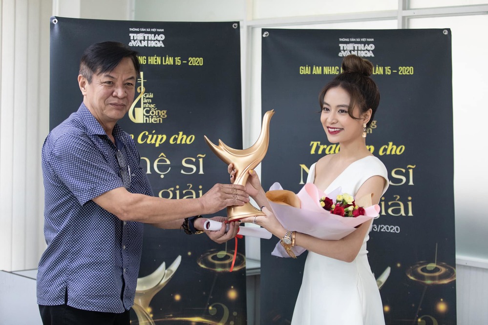  
Hoàng Thùy Linh nhận cúp từ BTC chương trình