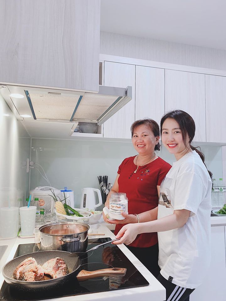  
Huỳnh Hồng Loan tập nấu ăn để lấy chồng​. (Ảnh: FBNV) - Tin sao Viet - Tin tuc sao Viet - Scandal sao Viet - Tin tuc cua Sao - Tin cua Sao