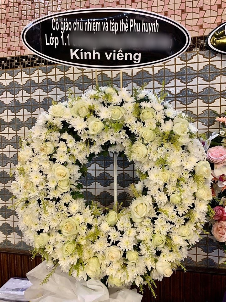  
Cô giáo chủ nhiệm và phụ huynh đã gửi hoa đến viếng. (Ảnh: Huỳnh Đức) - Tin sao Viet - Tin tuc sao Viet - Scandal sao Viet - Tin tuc cua Sao - Tin cua Sao