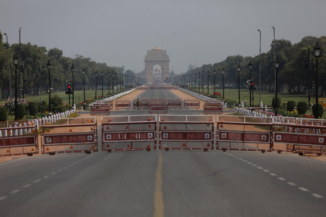  
Cổng Ấn Độ trên đường Rajpath ở New Delhi được dựng rào chắn chi chít sau lệnh phong toả. (Ảnh: Daily Mail)