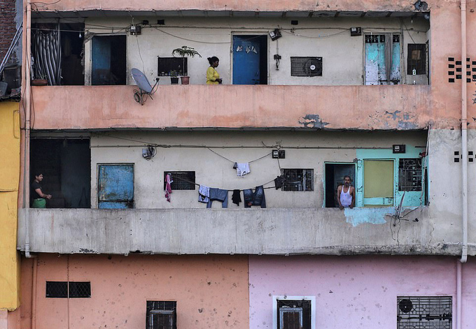 Người dân ở 1 khu chung cư tại New Delhi thực hiện lệnh cấm ra khỏi nhà.