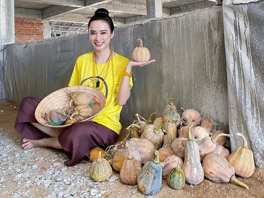  
Angela Phương Trinh khéo chọn chuỗi hạt phù hợp với màu áo mình diện hôm đó. (Ảnh: Instagram nhân vật)