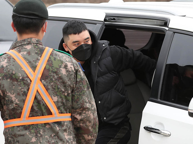 Netizen phát hiện Seungri được bạn gái tiễn đi trong ngày nhập ngũ