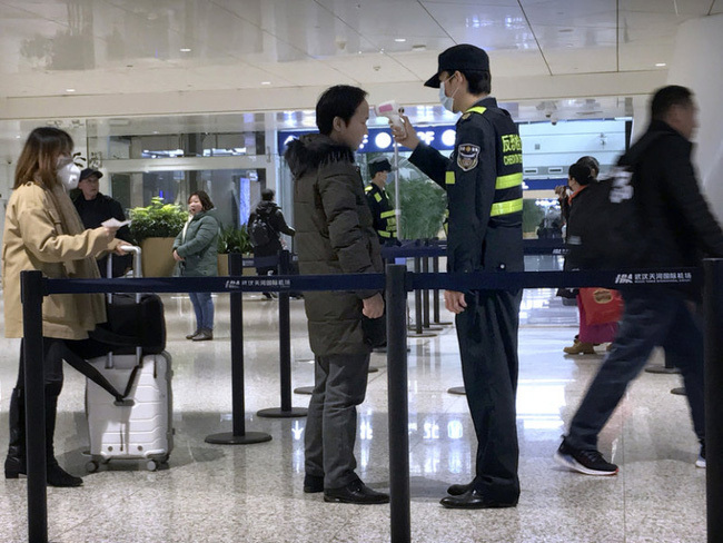  
Tất cả hành khách đều phải thực hiện kiểm tra sức khỏe tại sân bay. (Ảnh minh họa: AFP)