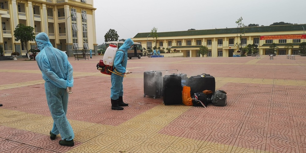  
Hành lý cũng được phun khử trùng để đảm bảo an toàn (Ảnh: Vietnamnet)