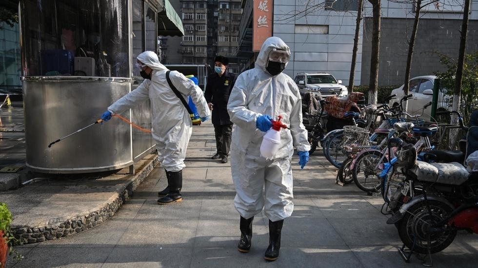  
Nhân viên y tế Vũ Hán làm công tác khử trùng (Ảnh: AFP)