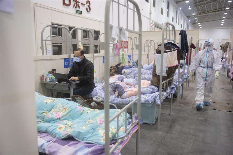  
Các bệnh nhân điều trị tại một bệnh viện ở Vũ Hán (Ảnh: CNN)