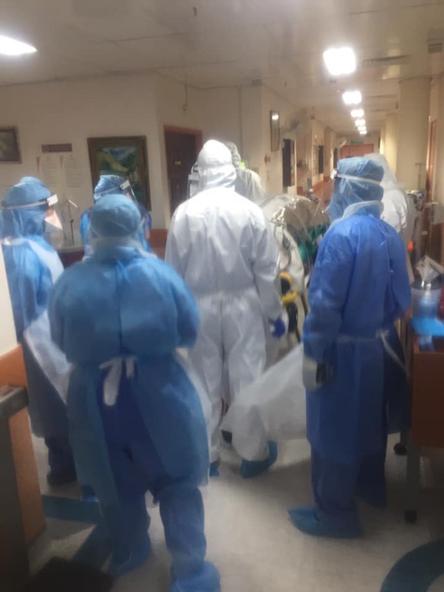  
Hình ảnh ghi lại cảnh di chuyển bệnh nhân tại bệnh viện. (Ảnh: Nasrul Naeem) 