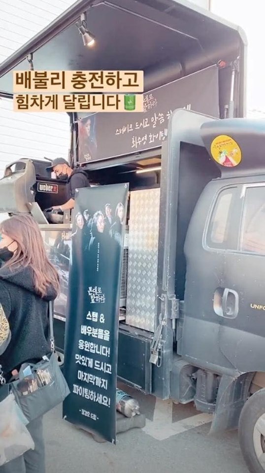  
Sooyoung khoe xe tải đồ ăn mà người yêu tặng. (Ảnh: Chụp màn hình).