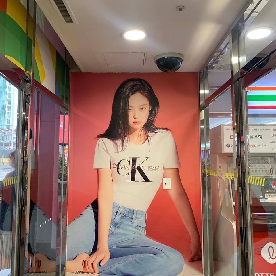 
Hình ảnh quảng bá cho CK của Jennie được fan khen đẹp hơn cả ảnh bìa tạp chí.