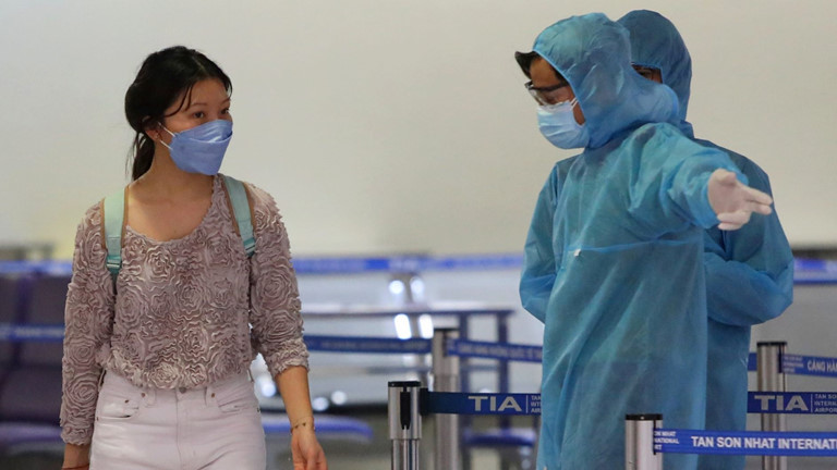 Nhân viên làm việc tại sân bay phải mặc đồ bảo hộ, đeo khẩu trang (ảnh: Thanh niên)