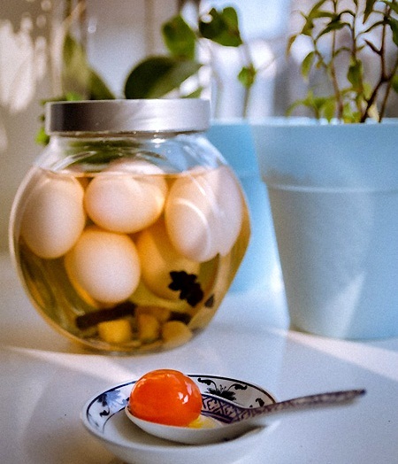  
Trứng muối và thành phẩm sẽ cho ra quả đỏ cam không tanh - Ảnh instagram