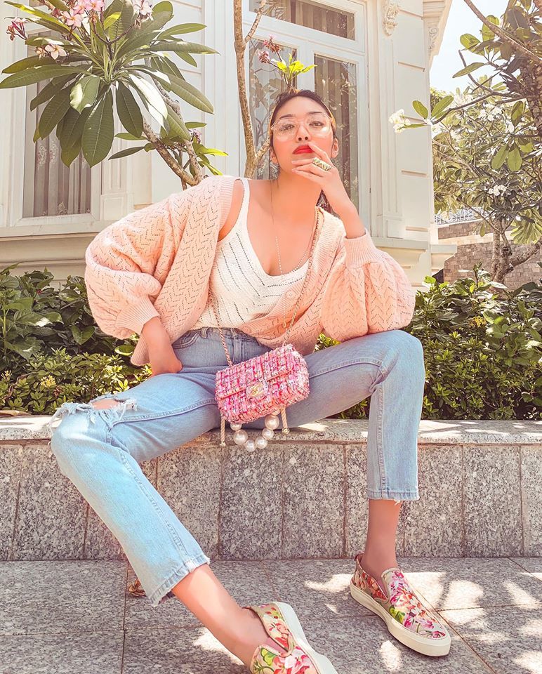  
"Bà mẹ bỉm sữa" Lan Khuê tái xuất với bộ cánh street style "trendy", điểm nhấn trong oufit lần này là túi xách Chanel 120 triệu hồng pastel và giày slip on cùng màu. 