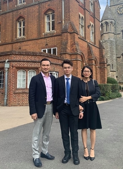  
Gia Cát con trai của diễn viên Chi Bảo và vợ cũ hiện đang du học tại Anh (Ảnh: FBNV). - Tin sao Viet - Tin tuc sao Viet - Scandal sao Viet - Tin tuc cua Sao - Tin cua Sao