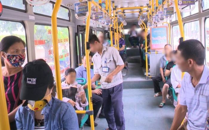  
Người tham tham gia các phương tiện công cộng như xe buýt được yêu cầu phải đeo khẩu trang. Ảnh: Tuổi Trẻ