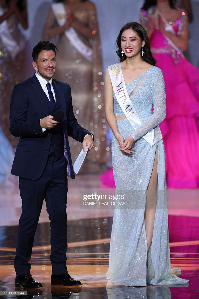  
Khoảnh khắc Lương Thùy Linh lọt top 12 Miss World, cô không khỏi xúc động và liên tục thể hiện sự tự hào đối với đất nước. 