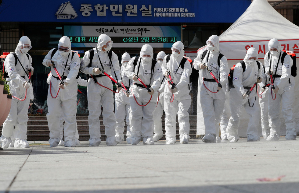  
Binh sĩ Hàn Quốc phun diệt khuẩn tại Daegu trước tình hình dịch diễn biến phức tạp (Ảnh: Reuters)