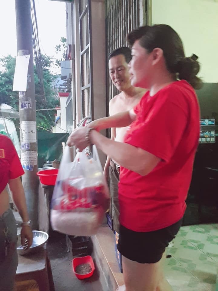 Cô chủ xóm trọ tặng gạo, bánh, nước tương, nước mắm... cho người thuê trong mùa dịch.