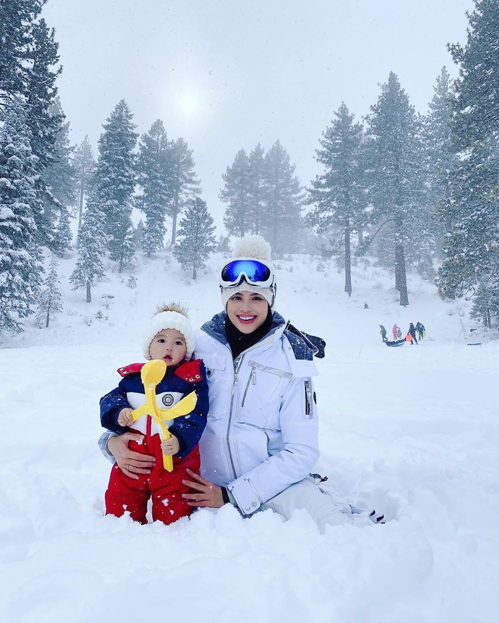  
Hai mẹ con người đẹp cùng chụp ảnh kỉ niệm khi đi chơi tuyết. (Ảnh: Instgaram nhân vật) - Tin sao Viet - Tin tuc sao Viet - Scandal sao Viet - Tin tuc cua Sao - Tin cua Sao