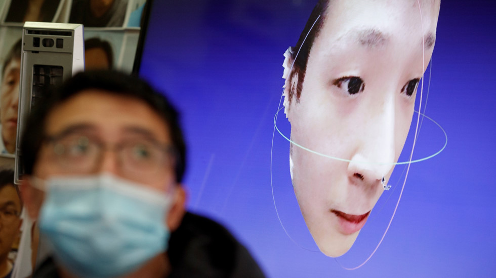  
Hệ thống ảo này cho phép nhận diện gương mặt ngay cả khi đang đeo khẩu trang. (Ảnh: New York Post)