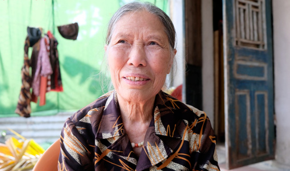  
Cụ bà Lê Thị Niệm hiện 78 tuổi đóng góp 1 triệu chống dịch Covid-19 (Ảnh: Người Lao Động)
