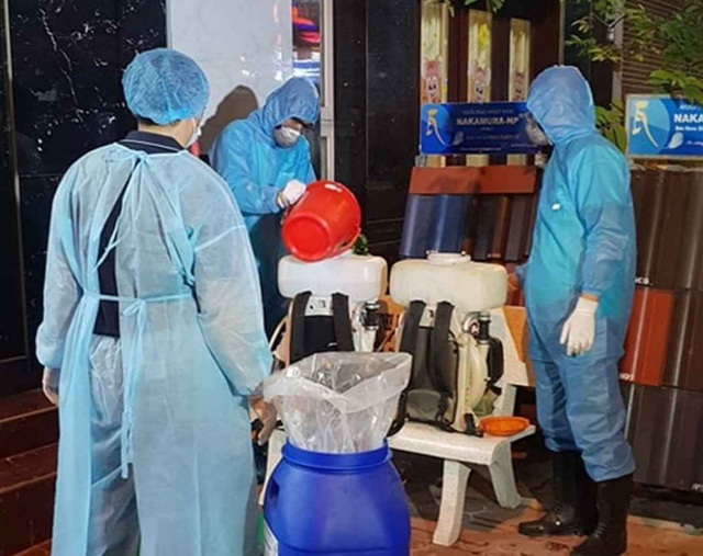  
Cơ quan y tế phun diệt khuẩn tại nơi lưu trú của bệnh nhân Covid-19 (Ảnh minh họa: Dân Trí)