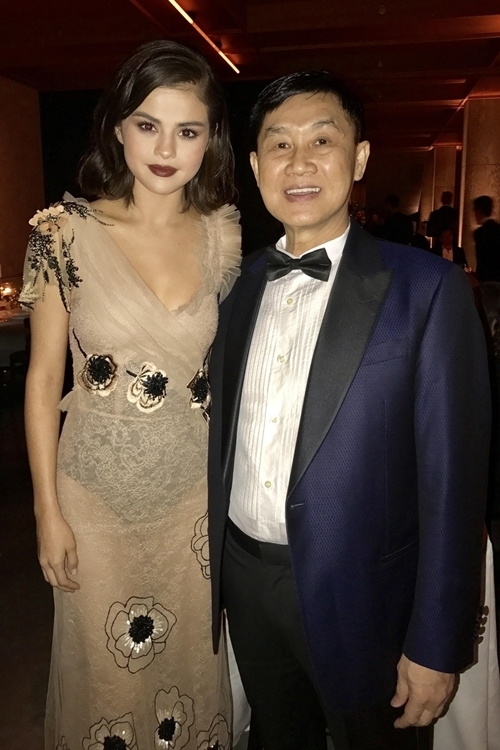  
"Vua hàng hiệu" Johnathan Hạnh Nguyễn chụp hình cùng Selena Gomez.(Ảnh: Minh họa)