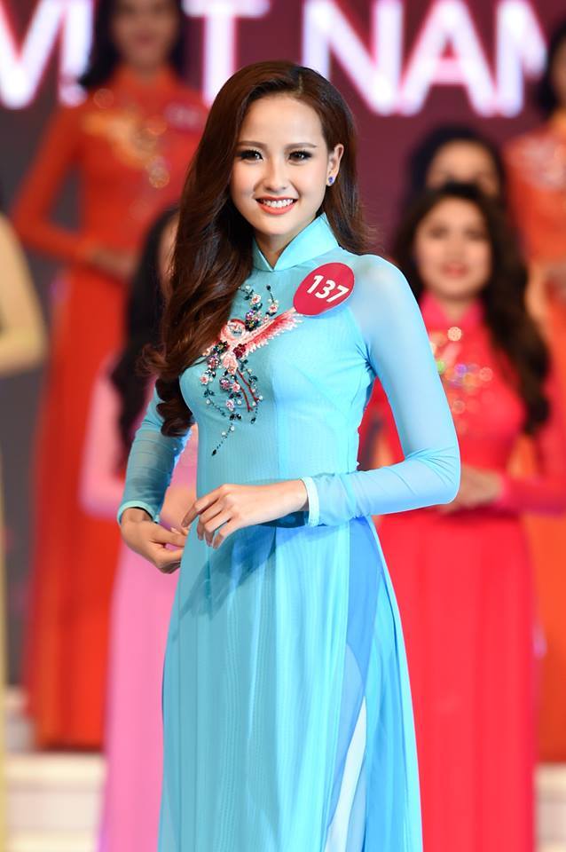  
Khánh Ngân xinh đẹp trong tà áo dài tại sân khấu Hoa hậu Hoàn vũ Việt Nam 2015. (Ảnh: BTC)