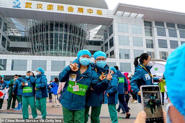  
Nhiều bệnh nhân xuất viện, các bệnh viện dã chiến cũng dỡ bỏ và đóng cửa. (Ảnh: China News Service)