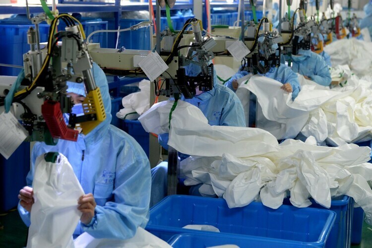 Dịch Covid-19 được đẩy lùi, Trung Quốc có nguy cơ thừa khẩu trang