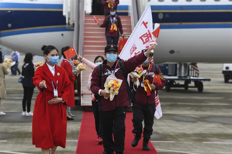  
Đội ngũ y tế đến Hồ Bắc hỗ trợ đã đáp xuống sân bay quốc tế Ngô Vu Nam Ninh ở Nam Ninh, ngày 20/3. (Ảnh: News.cn)